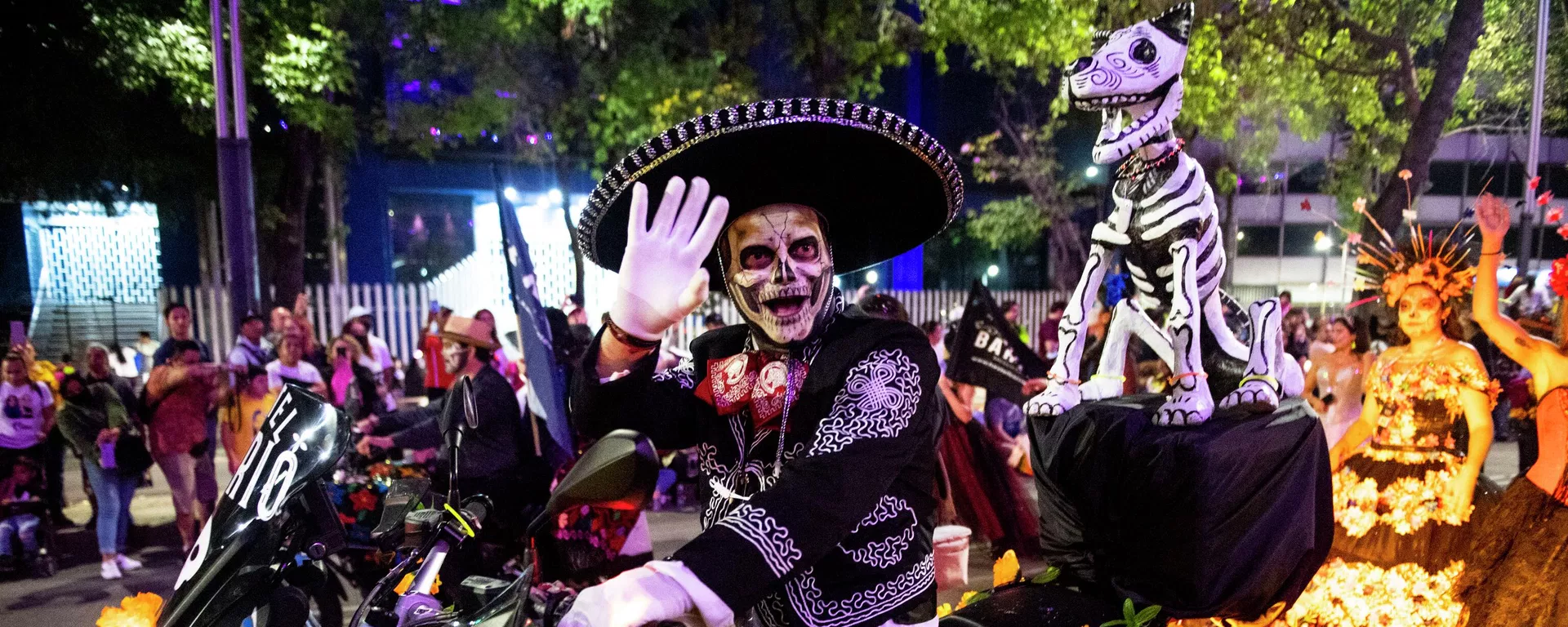 Un hombre se disfraza de catrina en la Ciudad de México, durante las festividades previas al Día de Muertos Un hombre se disfraza de catrina en la Ciudad de México, durante las festividades previas al Día de Muertos - Sputnik Mundo, 1920, 24.10.2022