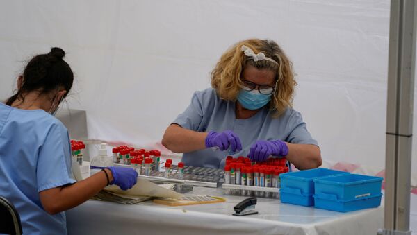 Trabajadoras de sanidad con las pruebas de sangre de coronavirus en España - Sputnik Mundo