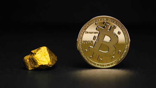 Una pepita de oro y un bitcoin (imagen referencial) - Sputnik Mundo