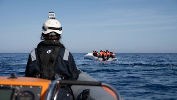 Una patera con migrantes en el Mediterráneo (imagen referencial) - Sputnik Mundo