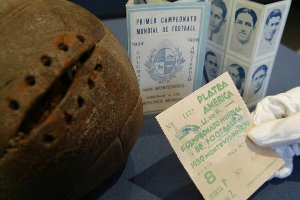 Balón inaugural de Copa del Mundo de 1930 junto a un programa y un boleto para el juego final - Sputnik Mundo