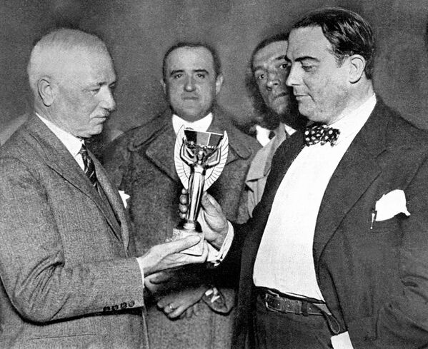 El francés Jules Rimet (L), jefe de la FIFA entrega el trofeo de la Copa Mundial al Dr. Raúl Jude, presidente de la AUF, Mundial de Fútbol de 1930 - Sputnik Mundo