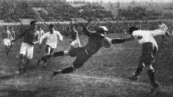 Guillermo Subiabre marca el gol con el que Chile venció a Francia, Copa del Mundo 1930 - Sputnik Mundo