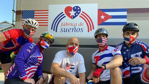 El profesor cubanoamericano Carlos Lazo junto a otros ciclistas de la fábrica de sueños - Sputnik Mundo