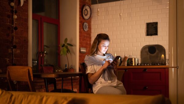 Una joven con un 'smartphone' - Sputnik Mundo