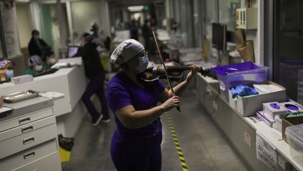 Una enfermera toca el violín en un hospital de Santiago - Sputnik Mundo