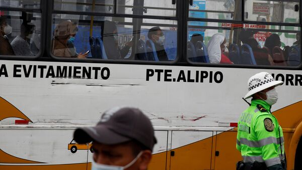 Pasajeros llevan mascarillas en un bus en Lima - Sputnik Mundo