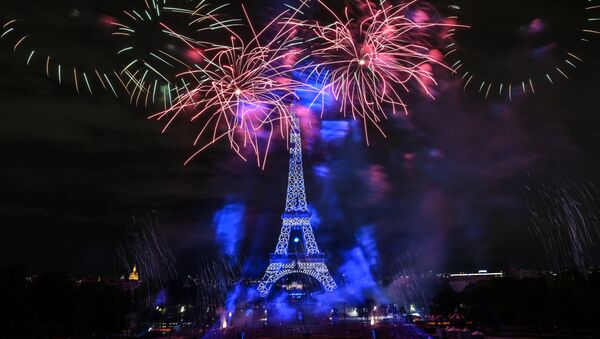 Celebración con fuegos artificiales por el Día Nacional de Francia en París - Sputnik Mundo