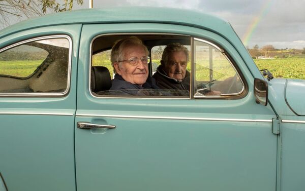 Chomsky y Mujica pasean en el Fusca del expresidente uruguayo - Sputnik Mundo