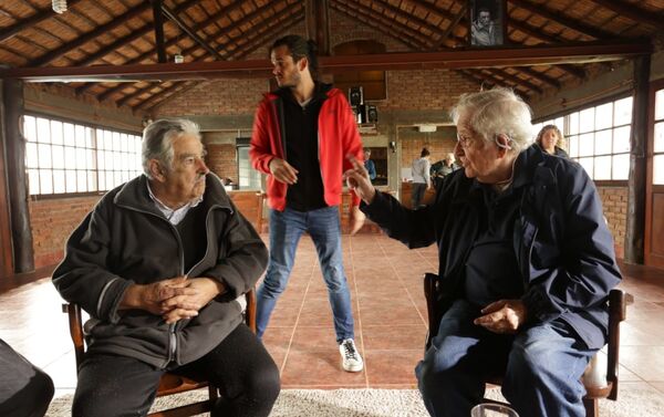 Alvídrez arma set de filmación para Mujica y Chomsky - Sputnik Mundo