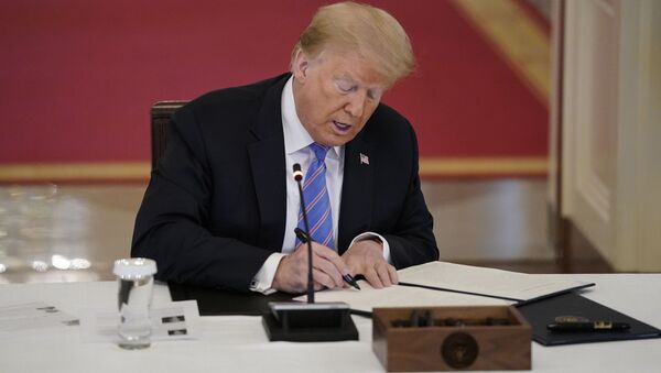 Donald Trump, presidente de EEUU, firmando un documento  - Sputnik Mundo