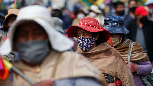 Bolivianos llevan mascarillas en los tiempos de la pandemia - Sputnik Mundo