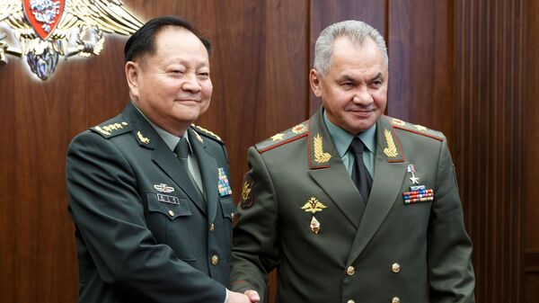 El vicepresidente de la Comisión Militar Central china, Zhang Youxia, y el ministro de Defensa ruso, Serguéi Shoigú - Sputnik Mundo