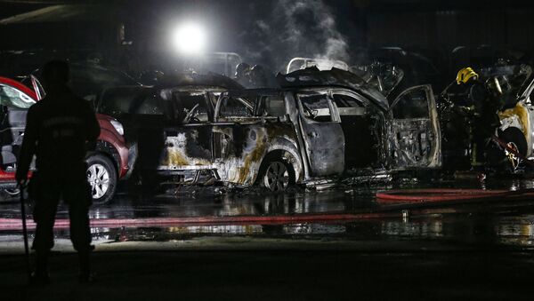 Coches quemados tras la protesta en Santiago, Chile - Sputnik Mundo
