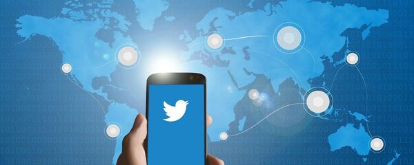 Un smartphone con el logo de Twitter (imagen referencial) Un smartphone con el logo de Twitter (imagen referencial) - Sputnik Mundo