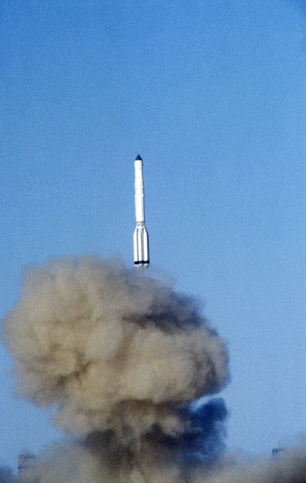 Старт ракеты-носителя Протон, которая выводит на околоземную орбиту космическую станцию Мир, 1986 год - Sputnik Mundo