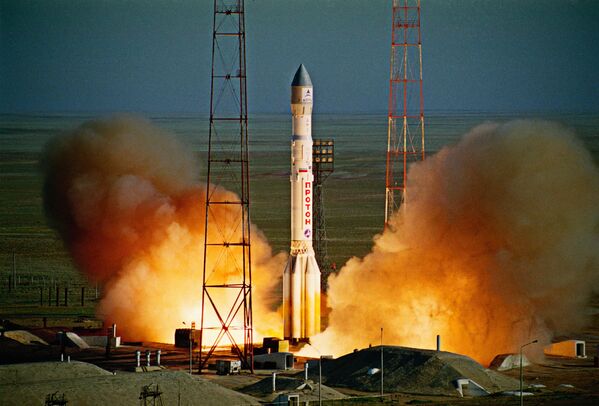Старт ракеты-носителя Протон с космодрома Байконур - Sputnik Mundo