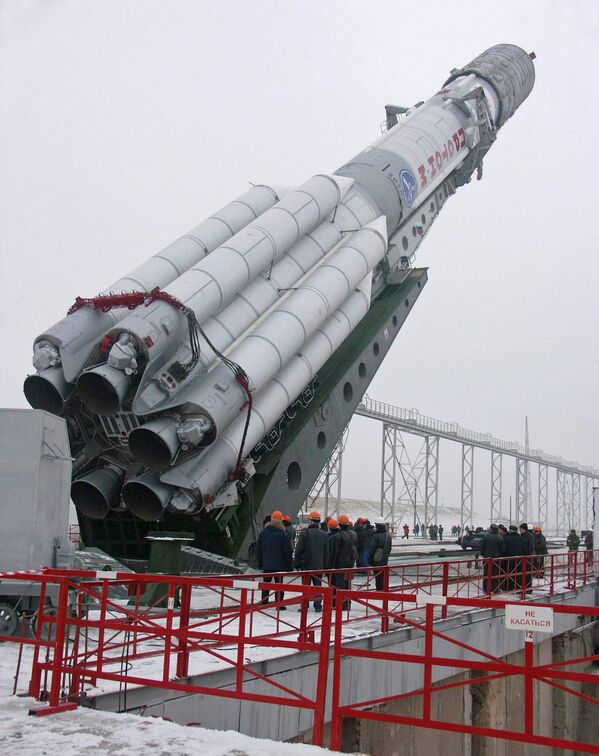 Подготовка к запуску ракеты-носителя ПРОТОН-М с американским космическим аппаратом АМС-23 - Sputnik Mundo