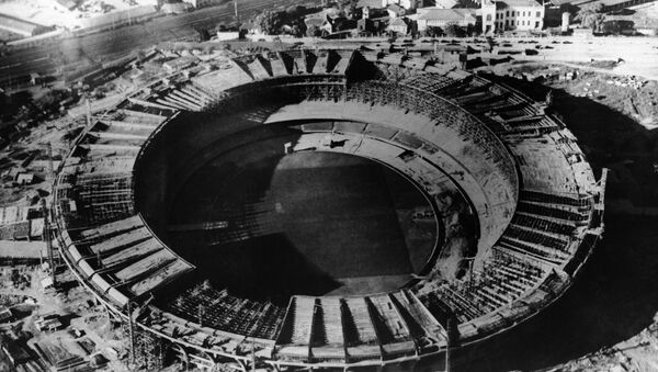 El Estadio de fútbol Marcaná en Rio de Janeiro durante su construcción - Sputnik Mundo
