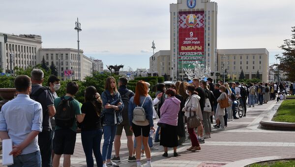 La gente hace la cola frente a la Comisión Electoral Central en demanda por negativa a registrar la candidatura de Babariko - Sputnik Mundo