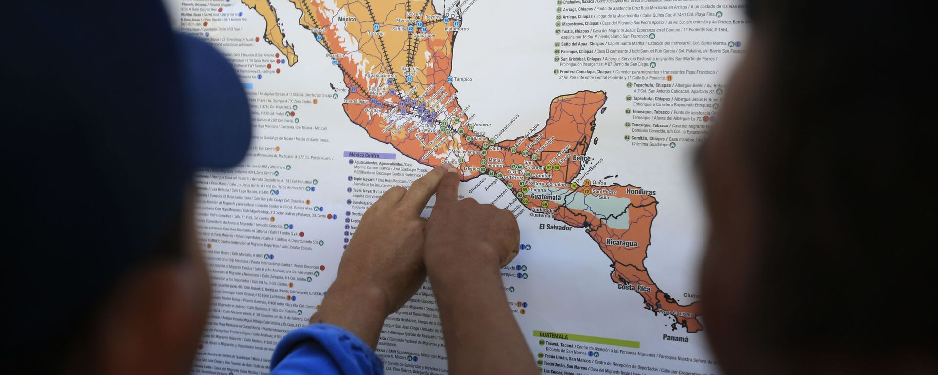 Migrantes centroamericanos planean su recorrido con un mapa en Ciudad de México - Sputnik Mundo, 1920, 16.07.2020