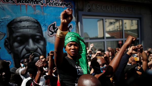Assa Traoré, hermana de Adama Traoré, un joven francés de origen africano que murió en una operación policial en 2016, participa de una protesta contra la brutalidad policial - Sputnik Mundo