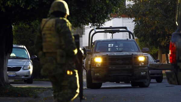 Un soldado durante un operativo de seguridad en Jalisco, México - Sputnik Mundo