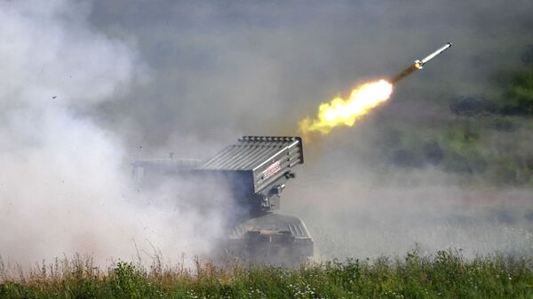 Un lanzacohetes ruso Tornado-G - Sputnik Mundo
