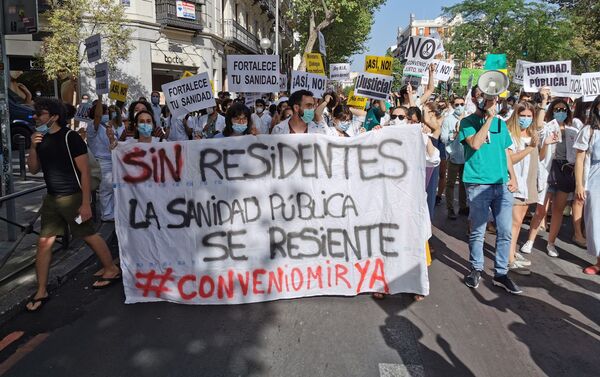 Pancarta de los médicos residentes durante la manifestación de Madrid - Sputnik Mundo