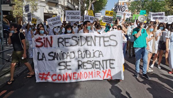Pancarta de los médicos residentes durante la manifestación de Madrid - Sputnik Mundo
