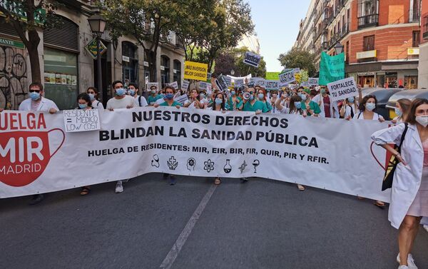Manifestación de los médicos residentes a su paso por la calle Fuencarral - Sputnik Mundo