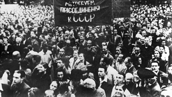 Una manifestación celebrada en Riga en el 18 de julio del 1940 tras las eleciones parlamentarias - Sputnik Mundo