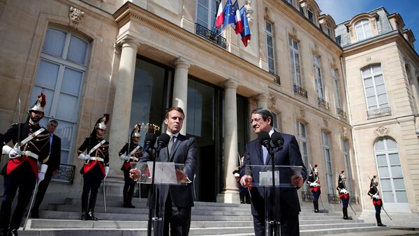 El presidente francés, Emmanuel Macron y su homólogo de Chipre, Nikos Anastasiadis - Sputnik Mundo