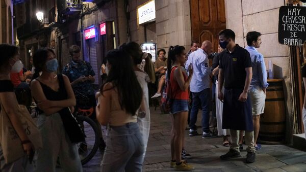 Gente en un bar en Barcelona - Sputnik Mundo