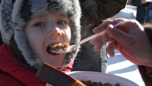Un niño ruso come trigo sarraceno - Sputnik Mundo