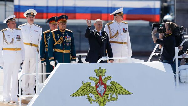 El presidente de Rusia, Vladímir Putin, durante la celebración del Día de la Armada de Rusia - Sputnik Mundo