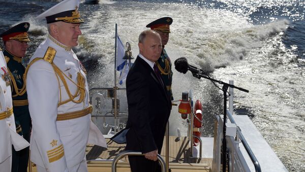 El presidente y comandante en jefe supremo de las Fuerzas Armadas de Rusia, Vladímir Putin, saluda a los participantes del desfile de la Armada rusa desde la ciudad de San Petersburgo - Sputnik Mundo
