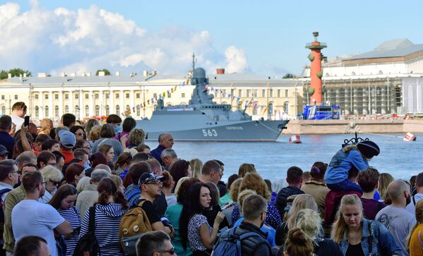 Жители на набережной Санкт-Петербурга, чтобы посмотреть проход кораблей во время Главного военно-морского парада России - Sputnik Mundo