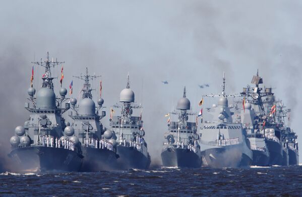 Las naves de guerra de la Armada de Rusia durante el desfile naval en Kronstadt, Rusia. - Sputnik Mundo
