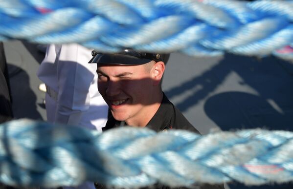 Моряк во время Главного военно-морского парада по случаю Дня Военно-морского флота РФ в Кронштадте - Sputnik Mundo