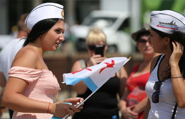 Жители Новороссийска во время парада в честь Дня Военно-морского флота на Новороссийской военно-морской базе - Sputnik Mundo
