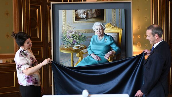 La artista Miriam Escofet y el subsecretario permanente de la Cancillería de Reino Unido, Simon McDonald, presentan el nuevo retrato de la reina Isabel II - Sputnik Mundo