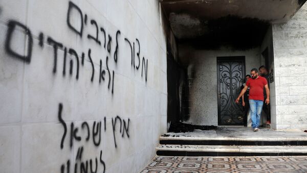 Grafitis en hebreo en una mezquita en la localidad de Al Bira en Jerusalén - Sputnik Mundo