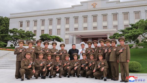 Kim Jong-un posa junto a varios militares de alto rango - Sputnik Mundo