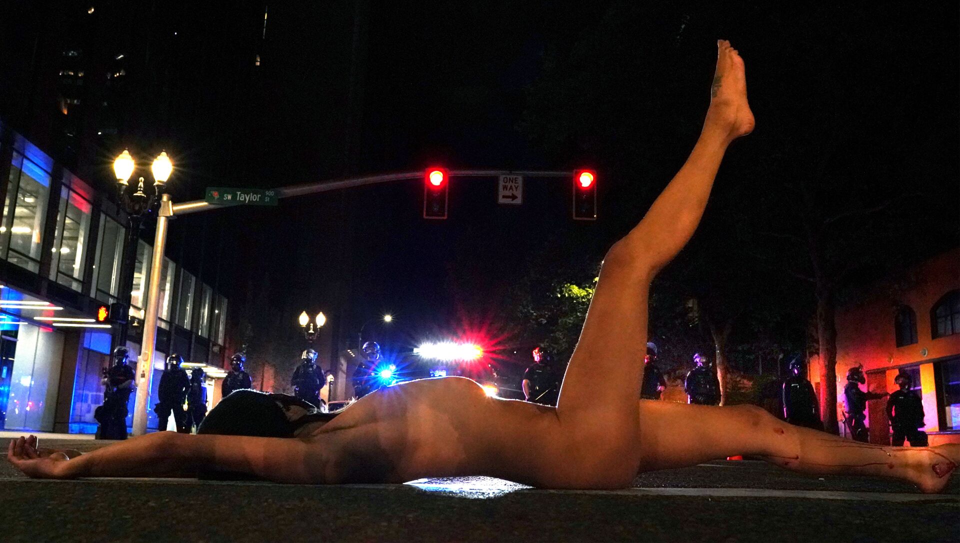 Revelan la identidad de la 'Atenea desnuda' que se quitó la ropa en una  protesta en EEUU - 27.07.2020, Sputnik Mundo