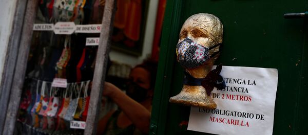 Mascarillas protectoras en una tienda de Madrid Mascarillas protectoras en una tienda de Madrid - Sputnik Mundo