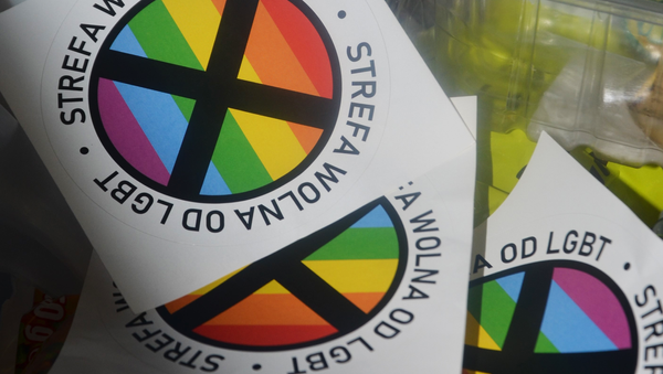 El logo de las 'zonas libres de LGBT' - Sputnik Mundo