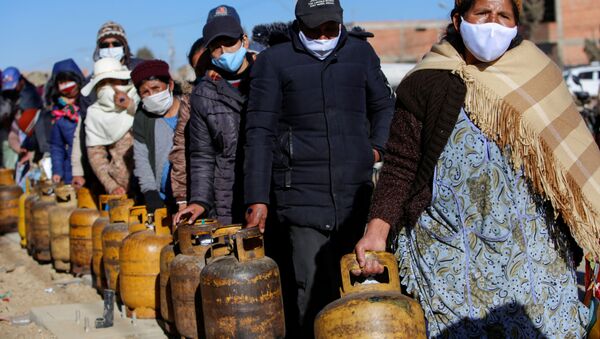 Una fila de personas con frascos de gas en La Paz - Sputnik Mundo
