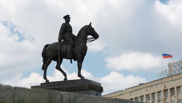 Un monumento al mariscal soviético Konstantín Rokossovski - Sputnik Mundo