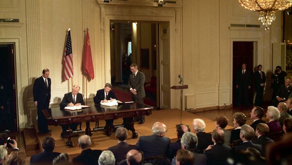 La firma del Tratado de Eliminación de Misiles de Corto y Medio Alcance entre Mijaíl Gorbachov y Ronald Reagan - Sputnik Mundo